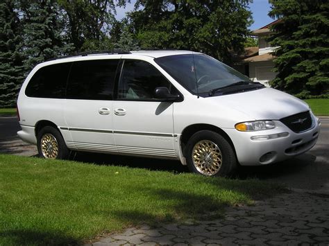 Select a 1998 Chrysler Town & Country 3.3L V6 Trim Level